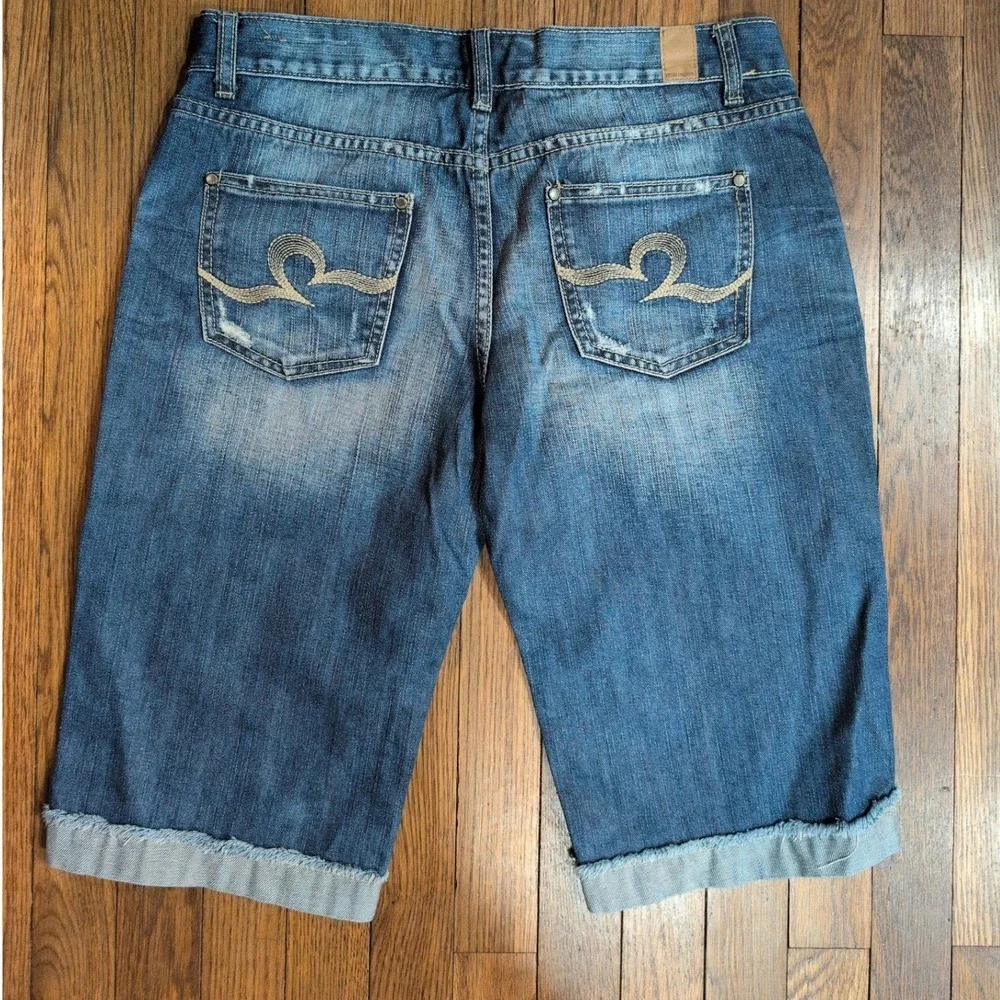 Maurices Womens 9/10 Bermuda Denim Shorts Mid Wash Distressed Cuffed 100% Cotton